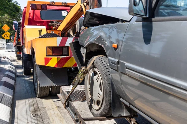 Ρυμούλκηση φορτηγού ρυμουλκούμενο ένα σπασμένο αυτοκίνητο σε έκτακτη ανάγκη — Φωτογραφία Αρχείου