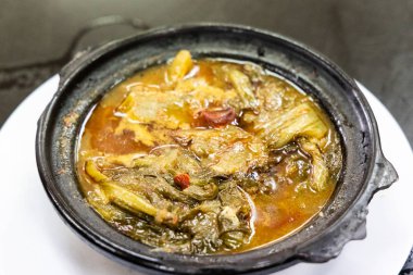 Claypot geleneksel Çin ekşi baharatlı hardal sebze incelik