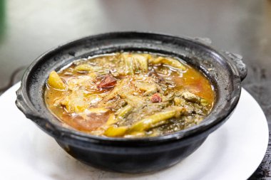 Claypot geleneksel Çin ekşi baharatlı hardal sebze incelik