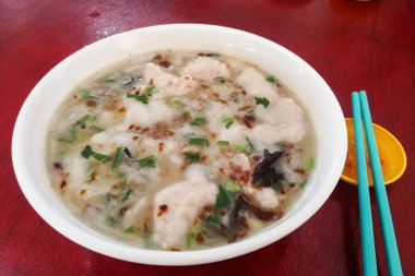 Miri Sarawak yöresel incelik şehriye çorbası Ding Bian Hu adlı