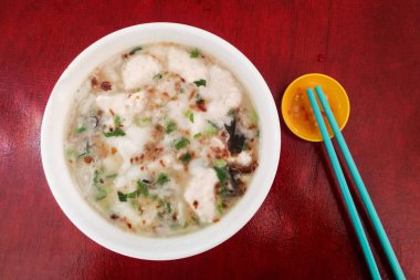 Miri Sarawak yöresel incelik şehriye çorbası Ding Bian Hu adlı