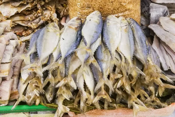 Ungesundes Salz getrocknet eingelegter gesalzener Fisch Meeresfrüchte am Marktstand — Stockfoto