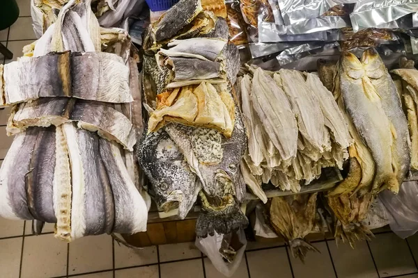 Sale malsano essiccato pesce salato conservato frutti di mare al banco del mercato — Foto Stock