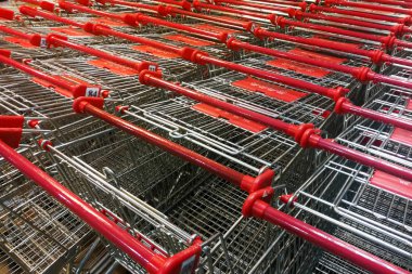 Süpermarkette kullanıma hazır bol alışveriş sepeti arabası
