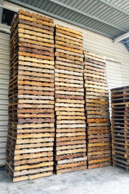 Depodaki tahta palet yığını. Ulaşım lojistik iş
