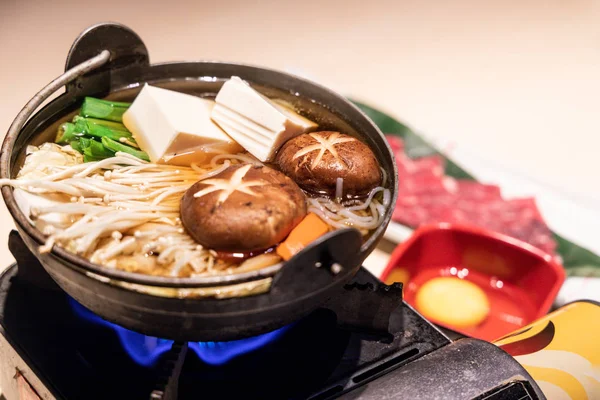 Japanse Sukiyaki hot pot met groente, rundvlees slice, rauwe ei — Stockfoto