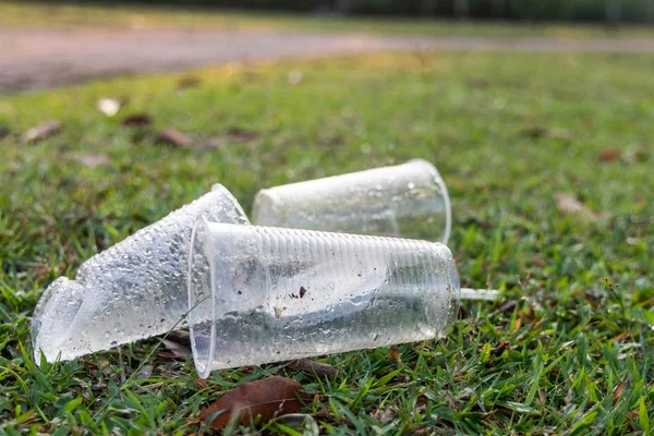 ПВХ чашки мусор на общественном парке представляют опасность для окружающей среды — стоковое фото
