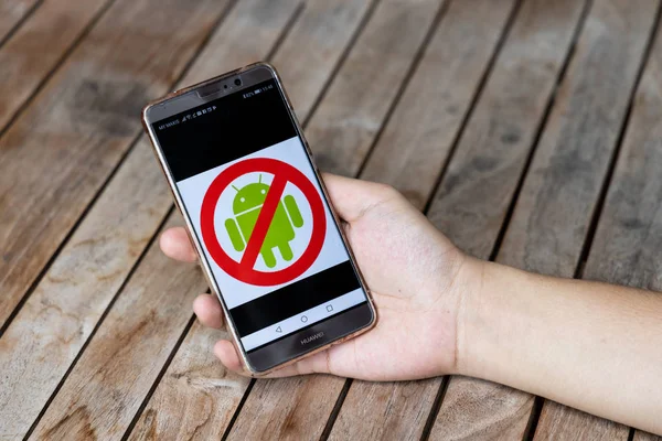 Kuala Lumpur, Maleisië, 21 mei 2019: persoon met Huawei mate telefoon zonder Android signage — Stockfoto