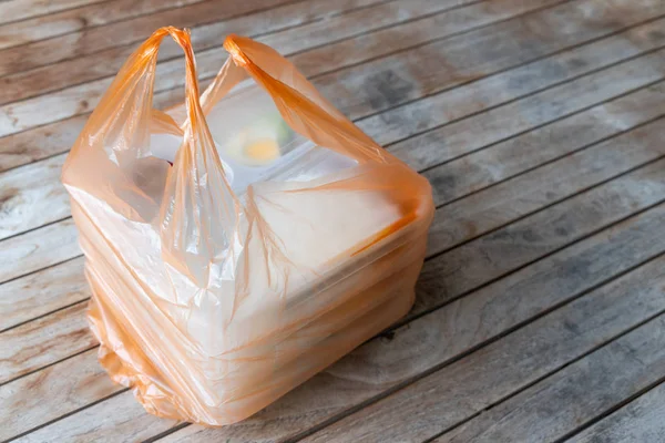 Удобно упакованные вкусные наси лемак еды для доставки — стоковое фото