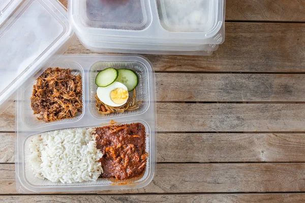 Convenientemente embalado deliciosa refeição nasi lemak para levar embora entrega — Fotografia de Stock