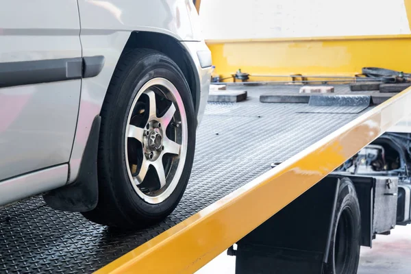 Primer plano en el coche remolcado en la grúa plana con cable —  Fotos de Stock