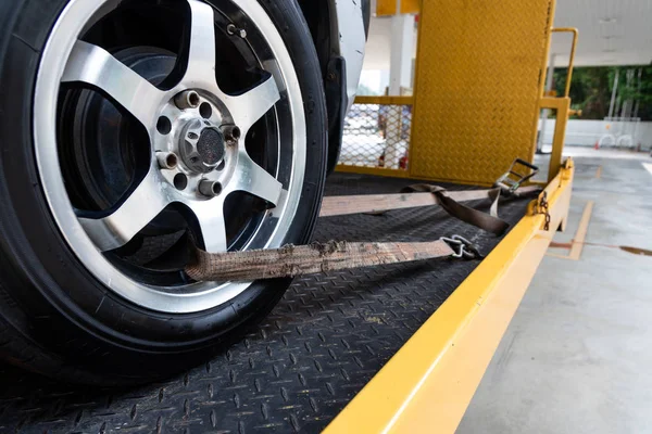 Autó kötve biztonsági hevedert síkágyas vontatót — Stock Fotó