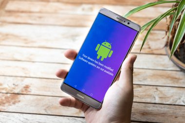 Android mesaj Yazılım Güncellemeleri ile Huawei Mate telefon tutan kişi Mevcut değildir. ABD'li şirketler Çin telekom Huawei satışlarını frenlemek başladı
