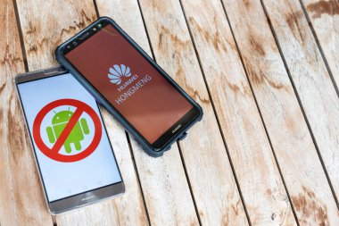 Hiçbir Android tabela ile Huawei telefonlar, ve Hongmeng Os sembolü ile başka. ABD'li şirketler Çin telekom Huawei satışlarını frenlemek başladı