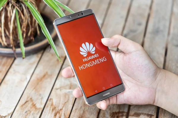 Birtokló személy Huawei mate telefon Hongmeng os szimbólum. Amerikai cégek kezdtek megfékezésére eladások a kínai távközlési Huawei — Stock Fotó