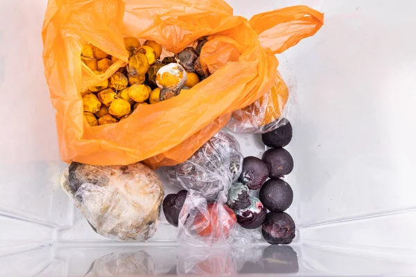 Buah-buahan dan sayuran busuk dan berjamur ditemukan di laci kulkas — Stok Foto