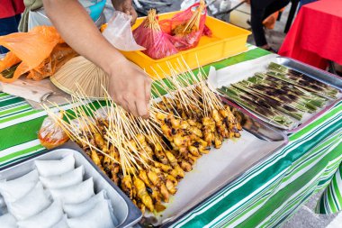 Sokak tezgahı çarşısı iftar için satay ve otak-otak satıyor