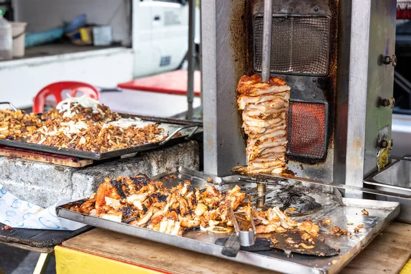 İftar için pazar çarşısında kebap satan satıcı