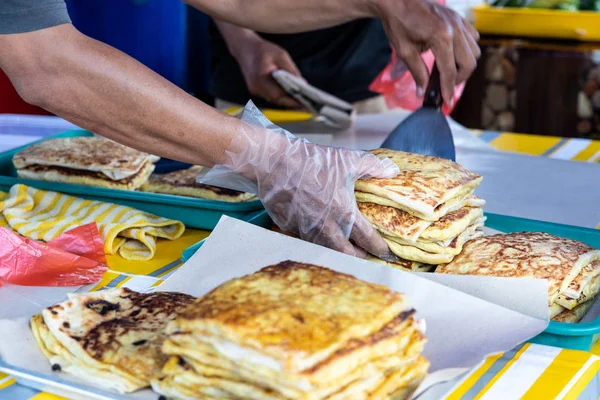 Verkäufer bereitet Murtabak am Straßenstand für Iftar während des Ramadans vor — Stockfoto