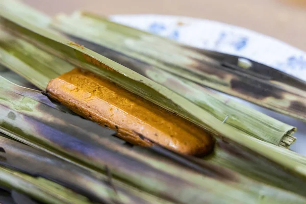 Otak otak, jedzenie z rybami owinięte w liść i grillowane. — Zdjęcie stockowe