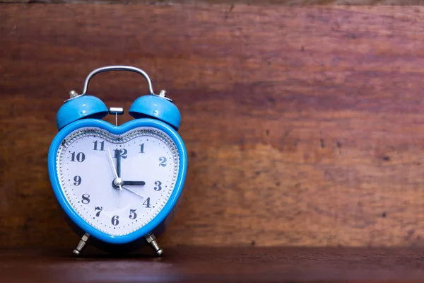Heart shaped alarm clock on wooden background. Three O Clock — Stock Photo, Image