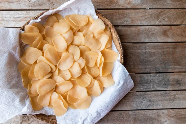 Galleta de gambas crudas secas en bandeja lista para freír — Foto de Stock