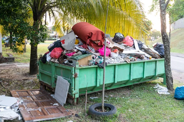 Penghapusan tempat sampah sampah dengan beban material untuk dibuang — Stok Foto
