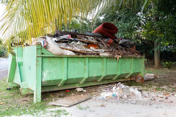 Penghapusan tempat sampah sampah dengan beban material untuk dibuang — Stok Foto