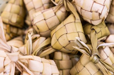 Ketupat yığını, pirinç köfte popüler Hari Raya şenlikli incelik