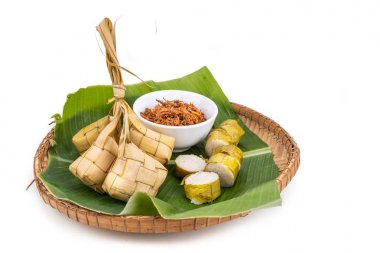 Ketupat, lemang, serunding, popüler Malay lezzetleri ile servis