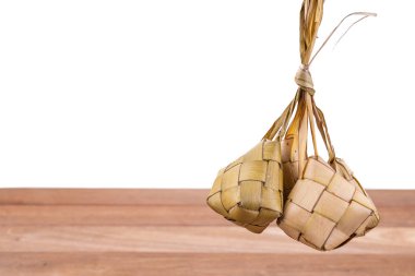 Onun dökezlenmiş palmiye yaprakları asılı ketupat Demet