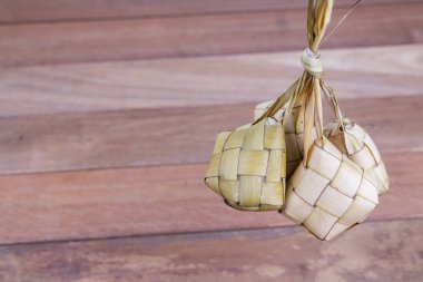 Onun dökezlenmiş palmiye yaprakları asılı ketupat Demet