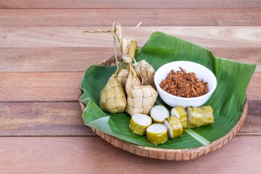 Ketupat, lemang, serunding, popüler Malay lezzetleri ile servis