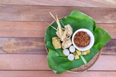 Ketupat, lemang, serunding, popüler Malay lezzetleri ile servis