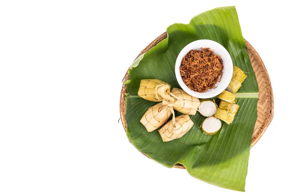 Ketupat, Lemang, serviert mit Serunding, beliebten malaiischen Köstlichkeiten — Stockfoto