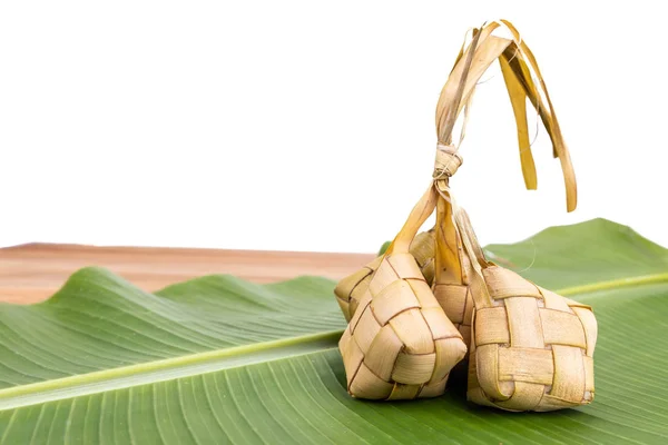Ketupat, s rýží v oblibě oblíbené malajské jídlo během oslavy Hari Raya — Stock fotografie