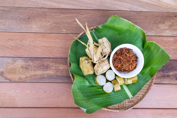 Ketupat, lemang, serunding, popüler Malay lezzetleri ile servis