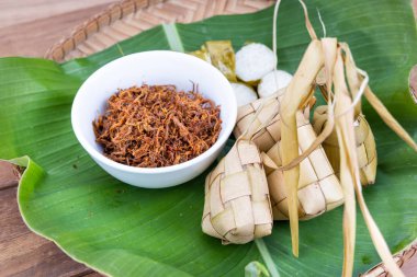 Ketupat, lemang, serunding, popüler Malay lezzetleri ile servis