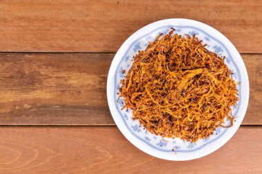 Serunding, kurutulmuş et ipi sığır eti veya tavuk yapılmış