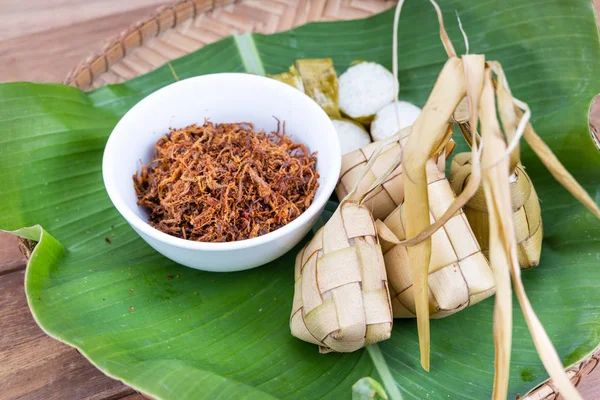 Ketupat, lemang, serunding, popüler Malay lezzetleri ile servis
