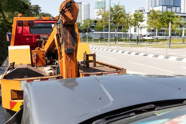 レッカー車は緊急時に壊れた車を牽引 — ストック写真