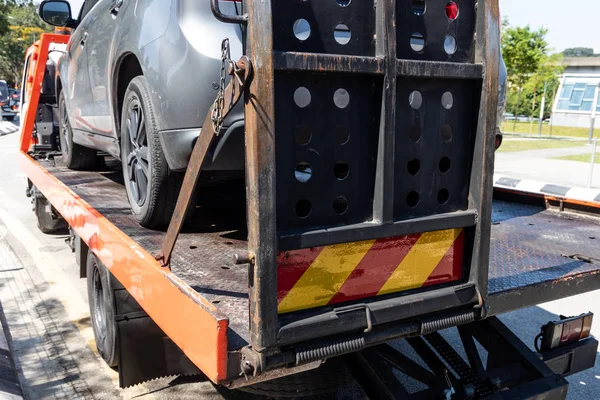 Ρυμούλκηση φορτηγού ρυμουλκούμενο ένα σπασμένο αυτοκίνητο σε έκτακτη ανάγκη — Φωτογραφία Αρχείου