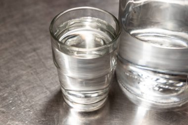 Closeup cam ve ferahlatıcı maden suyu şişesi 