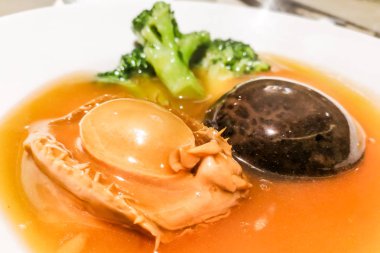 Restoranda mantar ve brokoli yemeği ile deniz kulağı üzerinde Closeup