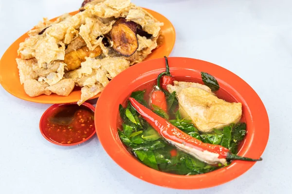 Yong Tau Fu, makanan Cina Hakka yang populer di Malaysia — Stok Foto