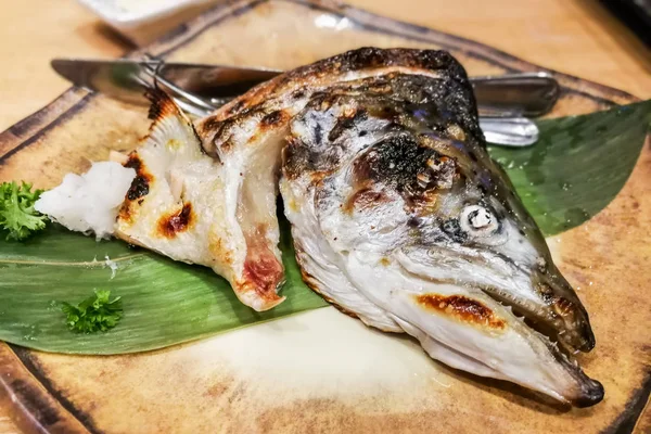 Gegrillter Lachsfischkopf mit Zitrone im japanischen Restaurant — Stockfoto
