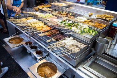 Sokak durak Penang at lok lok adlı popüler yerel incelik