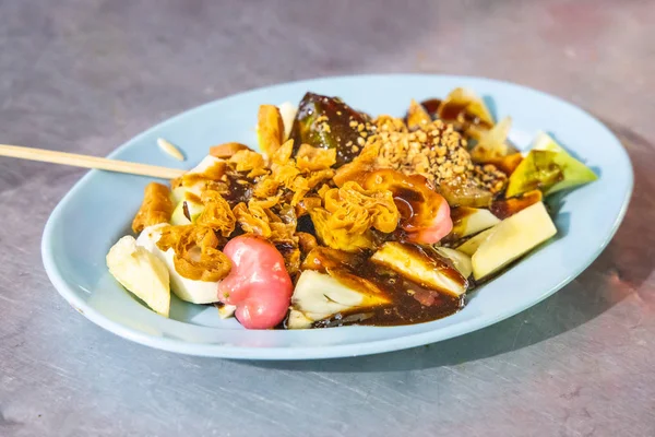 Rojak buah Penang yang populer disajikan dengan pasta udang dan kacang tanah — Stok Foto