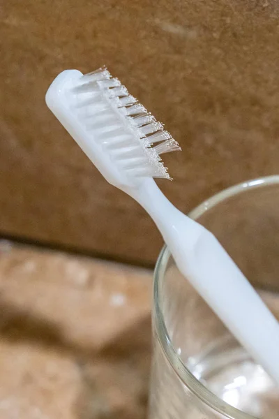 Murah, berkualitas rendah sikat gigi dengan kompromi rendah rapuh perawatan mulut yang tepat — Stok Foto