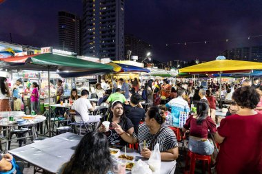 Penang, 7 Haziran 2019: Gurney Drive Hawker merkezi 'nde Insanlar yemek